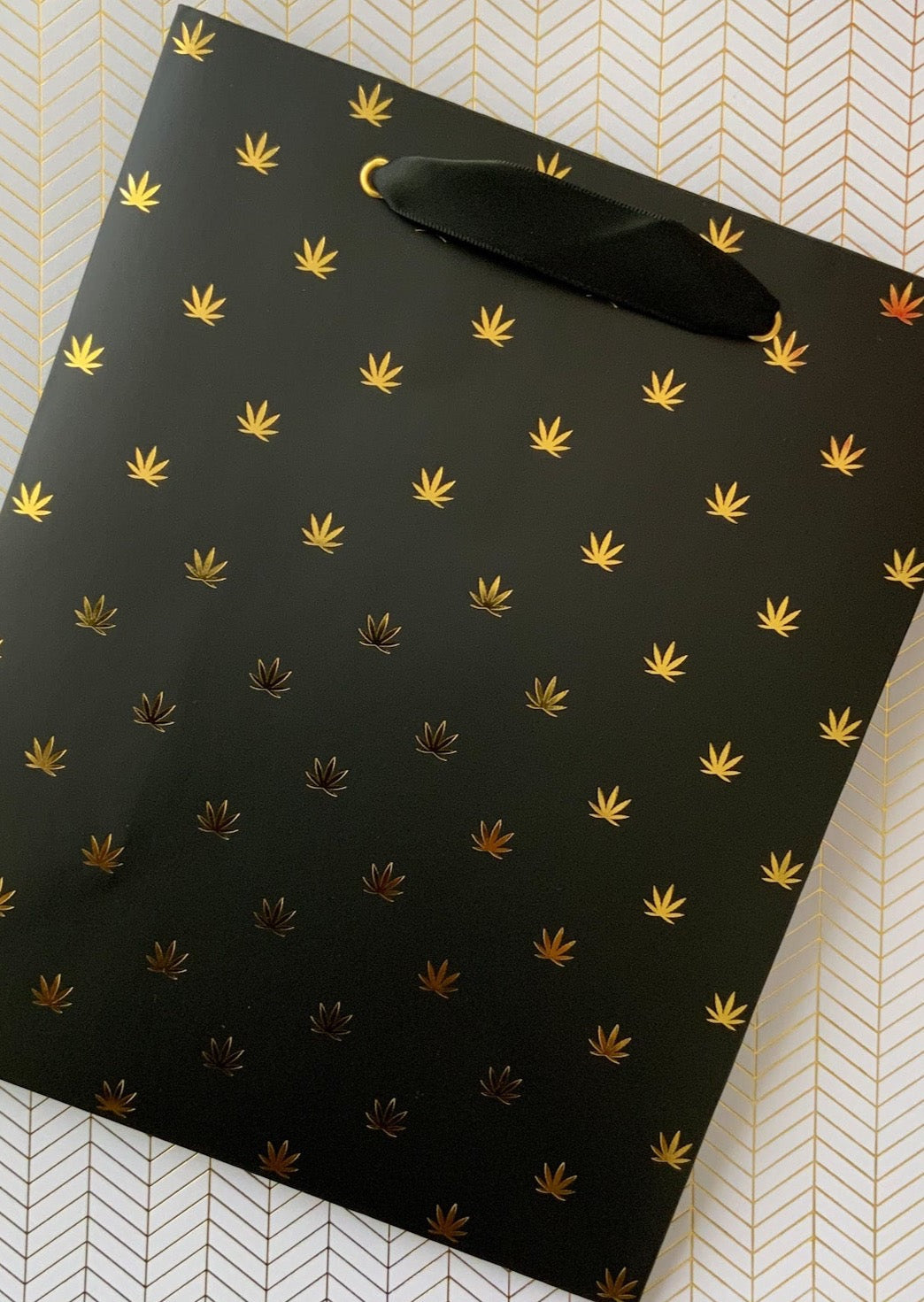 Black & Gold Pot Leaf Print Gift Bag & Tissue Paper